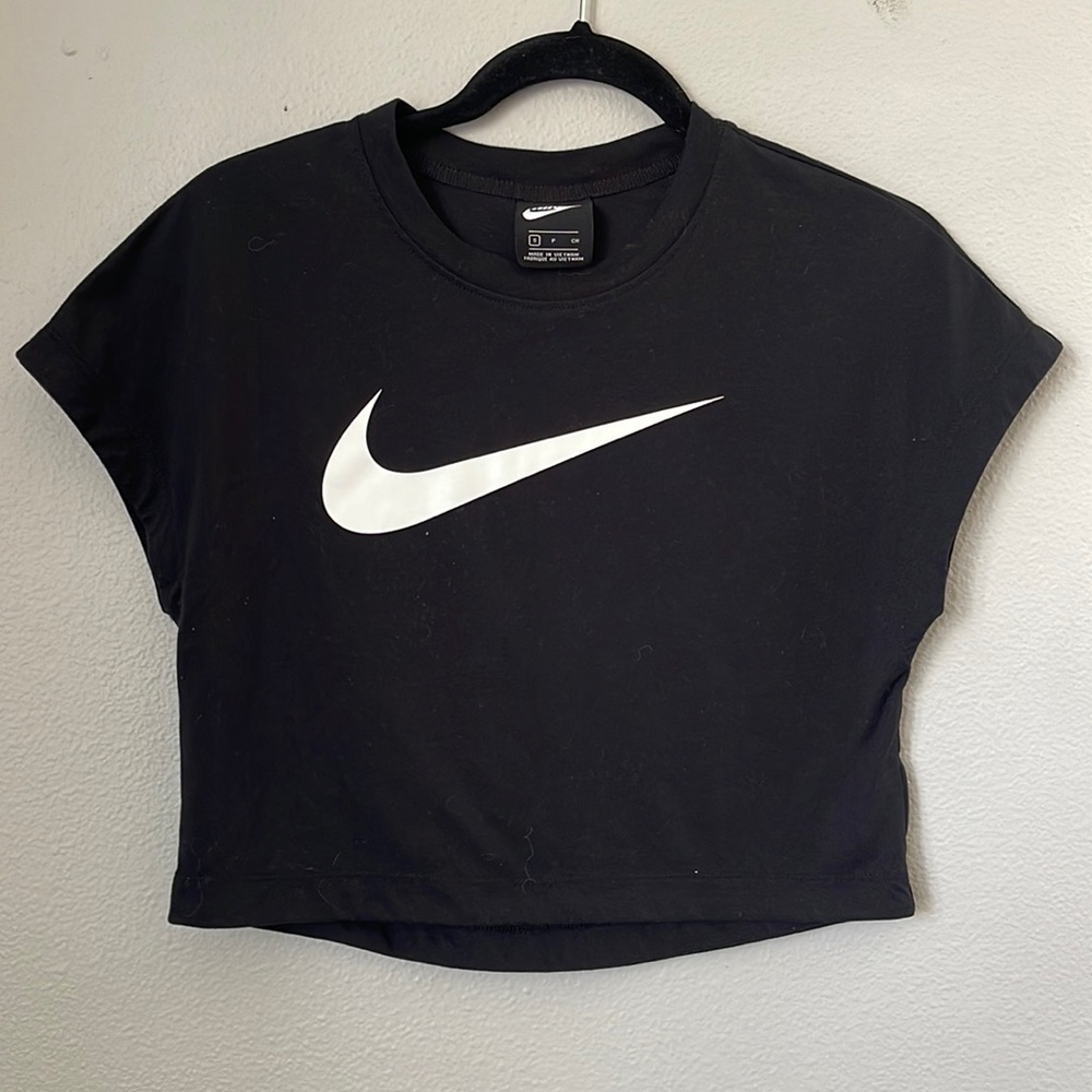 • women’s nike cropped tee •